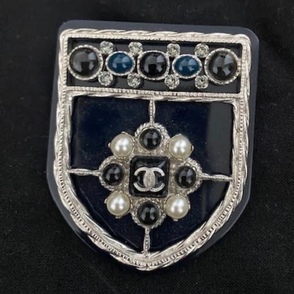 100% authentic vintage Chanel navy "Shield Brooch/Pin - Picture 1 of 3